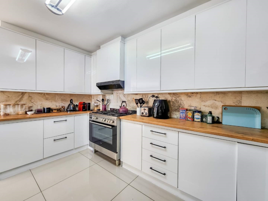 To Let 3 Bedroom Property for Rent in Sea Point Western Cape